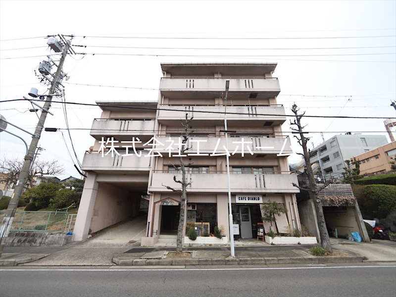 建物外観　外観　オートロック　敷地内平面駐車場　屋根付駐輪場