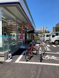 コンビニ　ファミリーマート板橋加賀二丁目店（コンビニ）まで242m