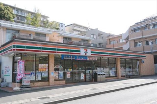 コンビニ　セブンイレブン川崎西生田店（コンビニ）まで703m
