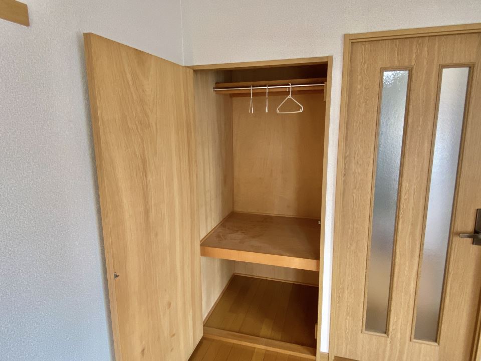 収納　ハンガーパイプ付きの３段収納です