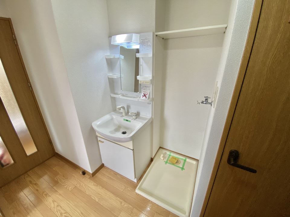 洗面設備　シャンプードレッサーと洗濯機置場です