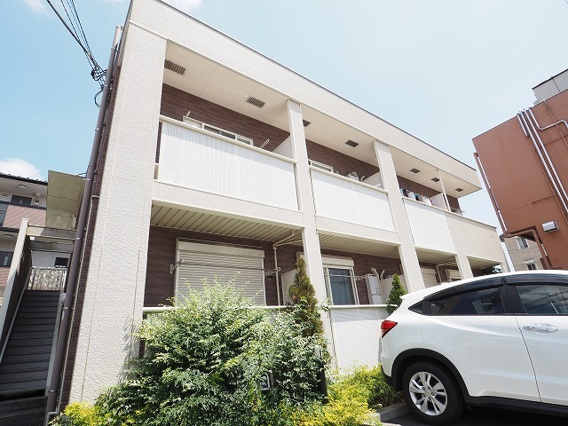 建物外観　前面駐車場で、日当たりも〇。