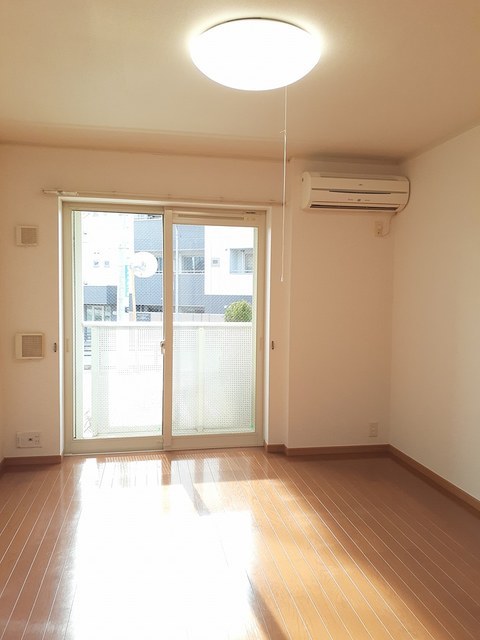 居室・リビング　日が差し込む明るいお部屋です。