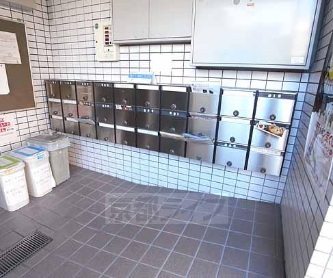 ロビー　ダイヤル式のポストです。