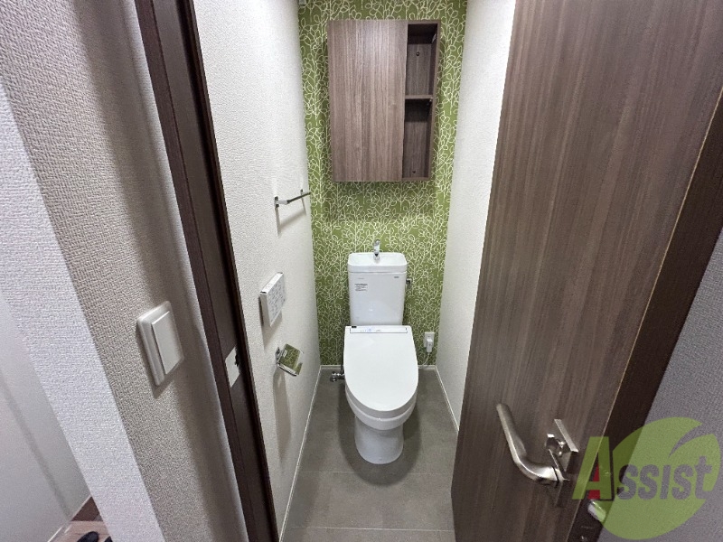 トイレ　温水洗浄便座なので快適に使用できそうですね。