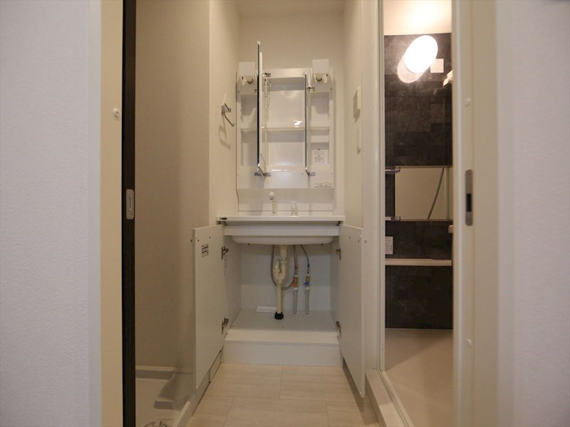 洗面設備　脱衣所　独立洗面台（シャンプードレッサー付）収納スペース有