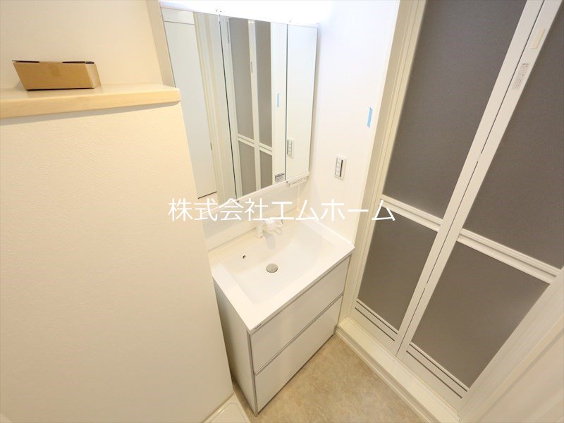 洗面設備　脱衣所　独立洗面台（シャンプードレッサー付）同型写真