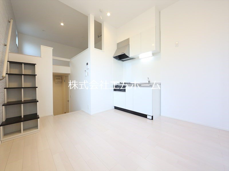 居室・リビング　LDK8.2帖　洋室4帖　上段ロフト5.9帖　同型写真