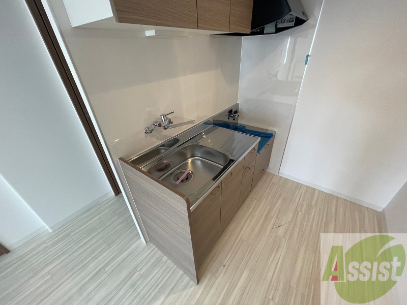 キッチン　キッチン周りは意外と物が多いので棚があるといいですね。