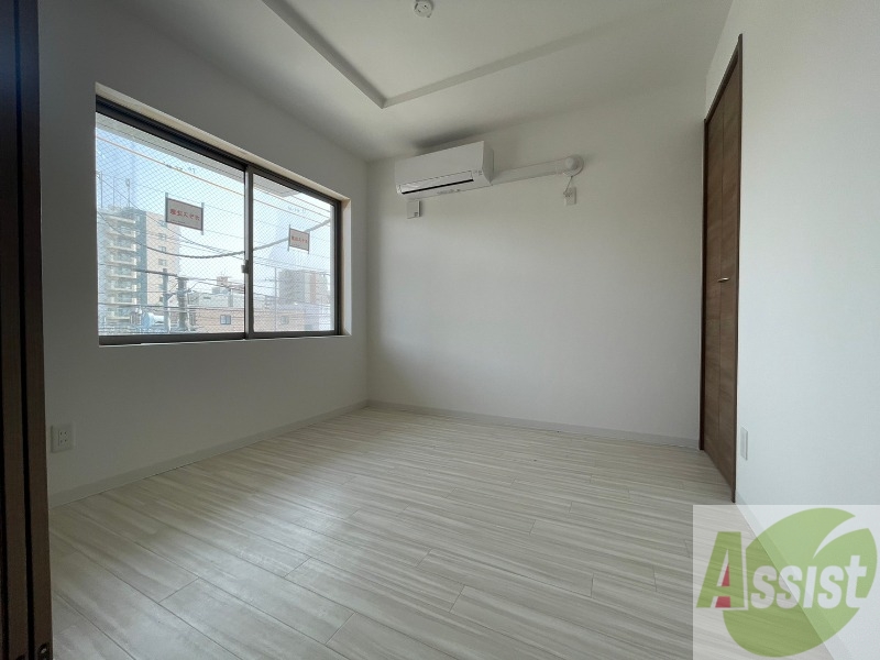 その他部屋・スペース　寝室はこちらです。光が差し込む、温かみのあるお部屋です。