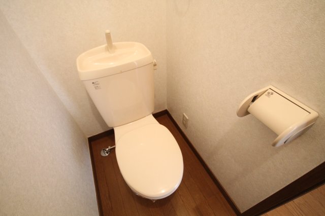 トイレ　※温水洗浄便座付きです