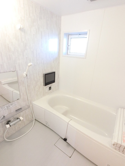 バス・シャワールーム　大きい浴槽なので、お風呂好きにはピッタリです。