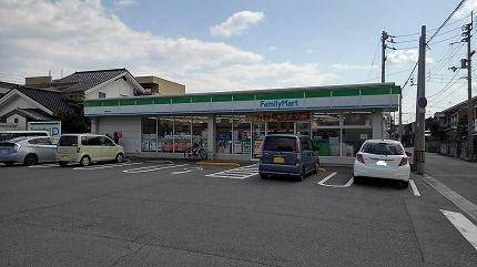 コンビニ　ファミリーマート福岡町南店様（コンビニ）まで450m