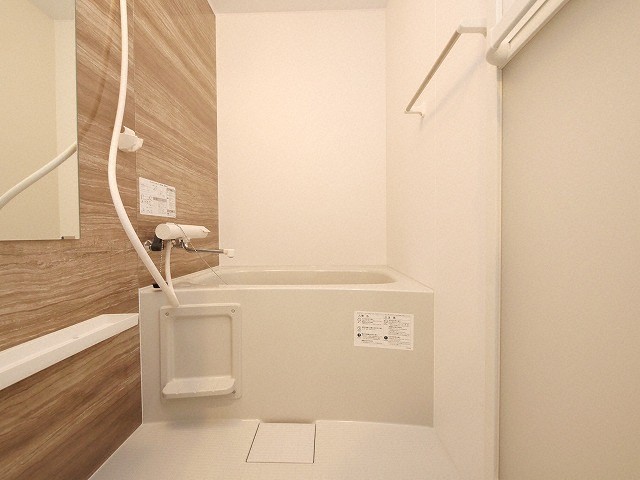 バス・シャワールーム　ゆったりと出来る、長方形タイプの浴槽です♪