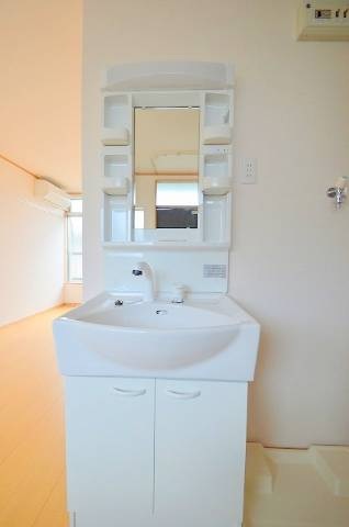 洗面設備　身だしなみを整えるのに便利な洗面台