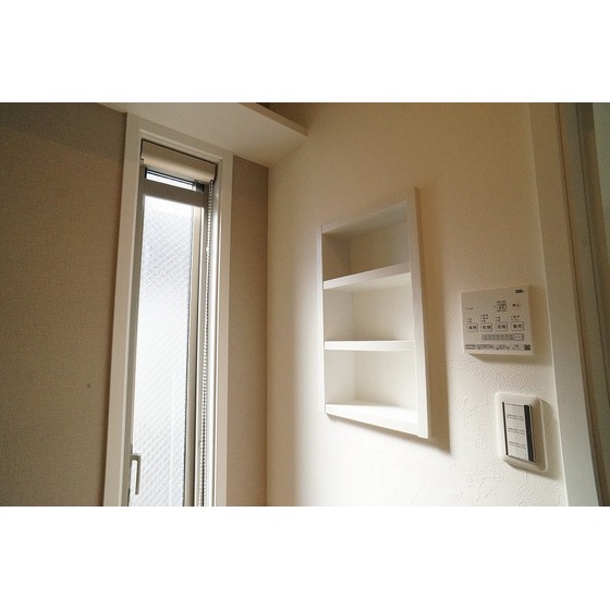 その他設備　トイレ前収納棚