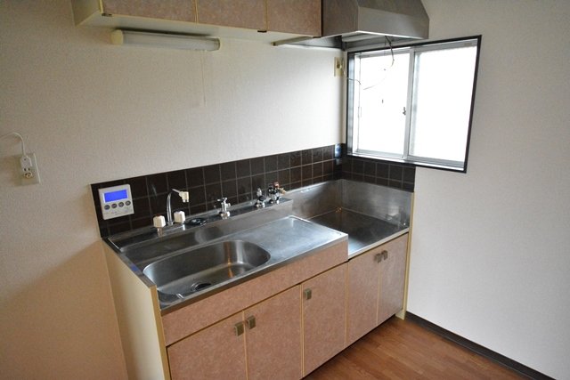 キッチン　窓付きキッチンで換気しやすくオススメです！