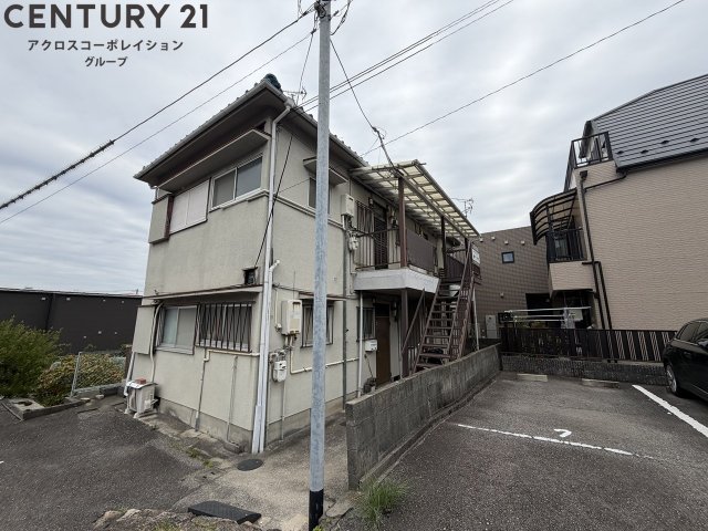 建物外観　広々駐車場