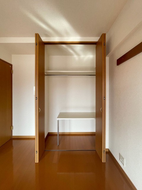 収納　【収納】※写真は同間取り反転タイプです。