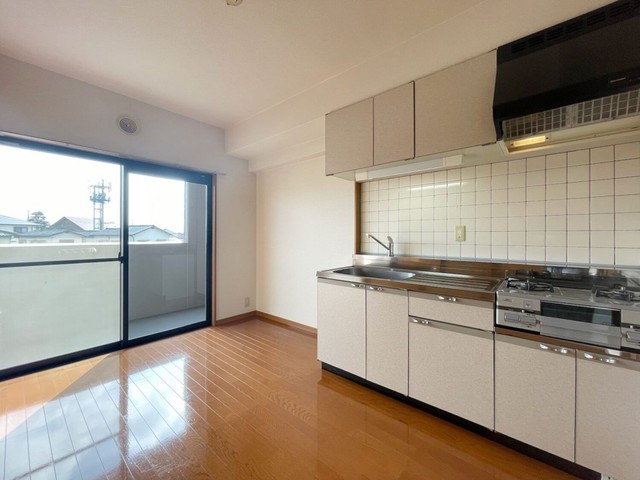 キッチン　【ダイニングキッチン】※写真は同間取り反転タイプです。