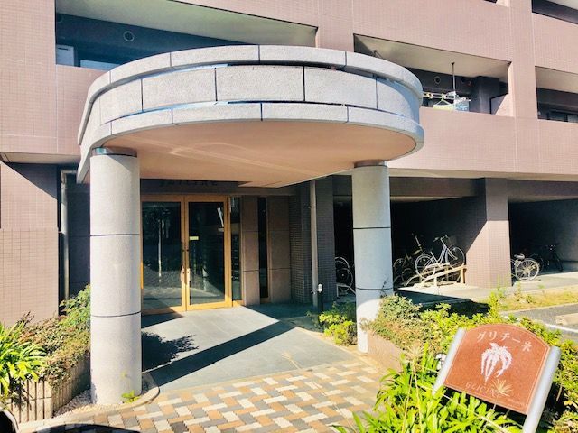 エントランス　【外観写真】凛々しくそびえ立つマンション