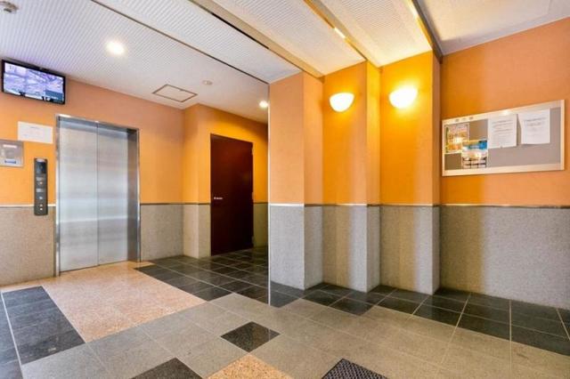 ロビー　【エントランスホール】ＥＶ前にはモニターもあり防犯対策も手抜