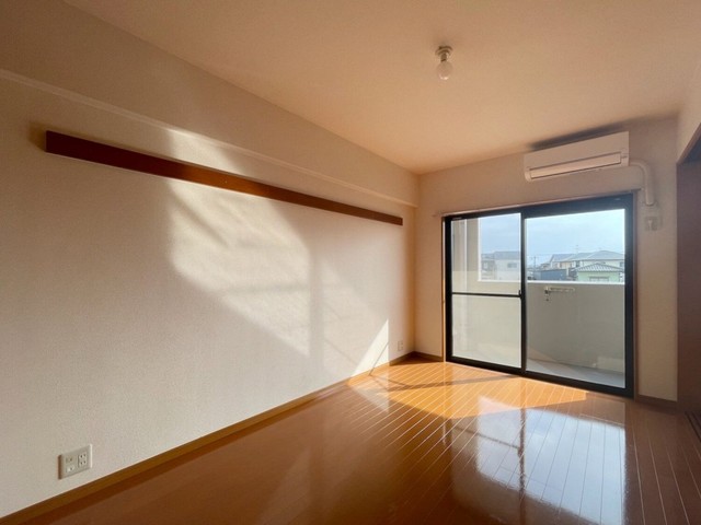 居室・リビング　【洋室】※写真は同間取り反転タイプです。