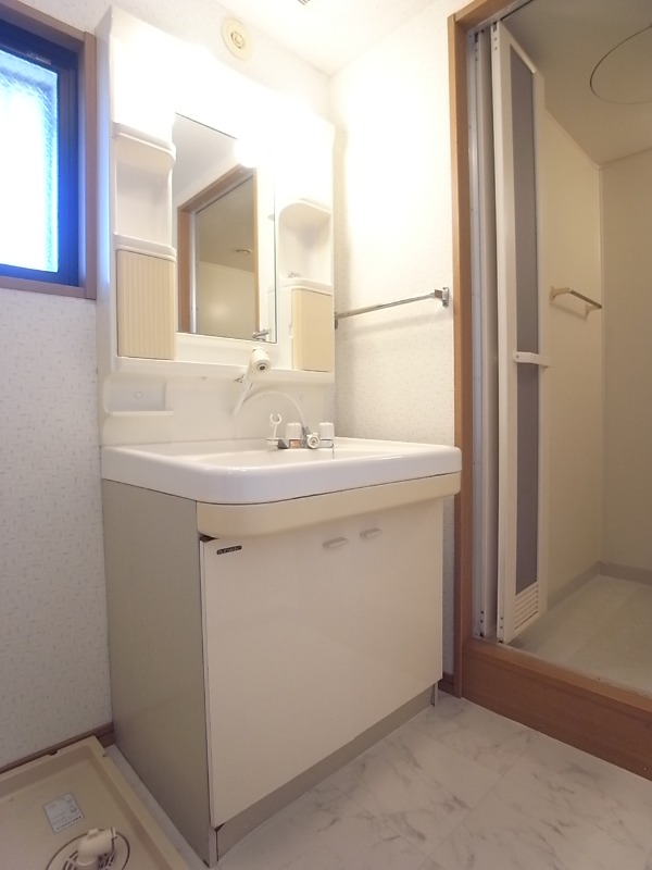 洗面設備　朝の身支度はこちらでどうぞ。