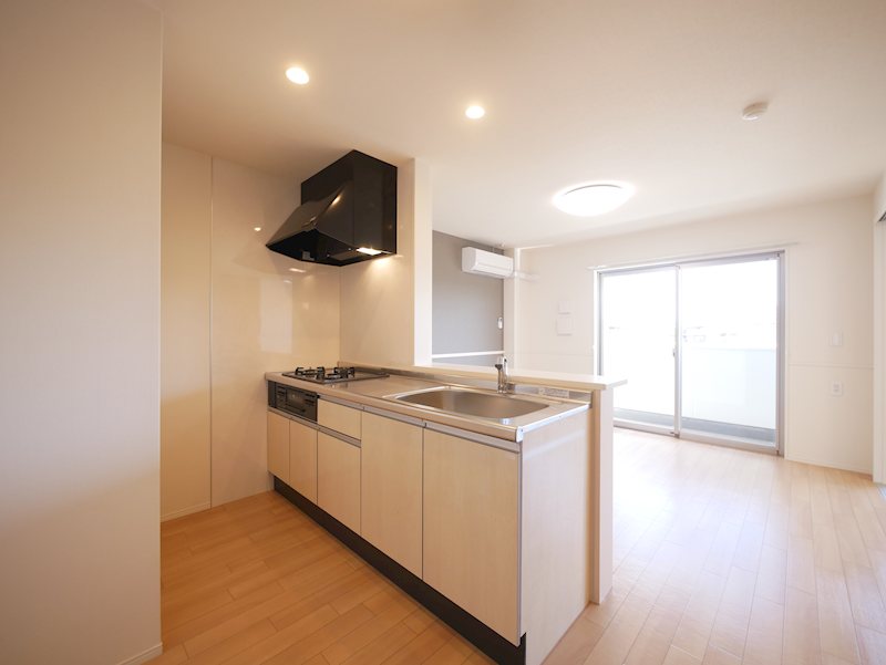 キッチン　システムキッチン（3口ガスコンロ・グリル付き）