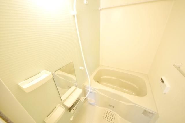 バス・シャワールーム　鏡付きバスルーム