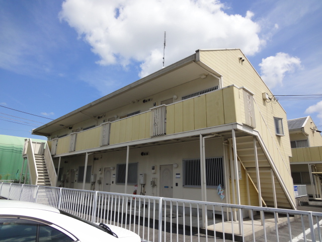 建物外観　黄色い外観がかわいいですね。