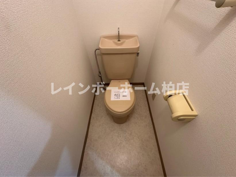 トイレ　落ち着いた色調のトイレです