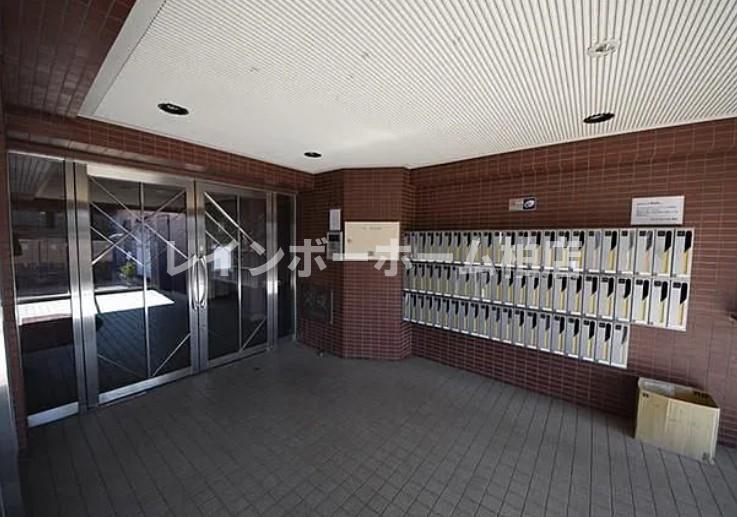 ロビー　オートロックとメールボックスです