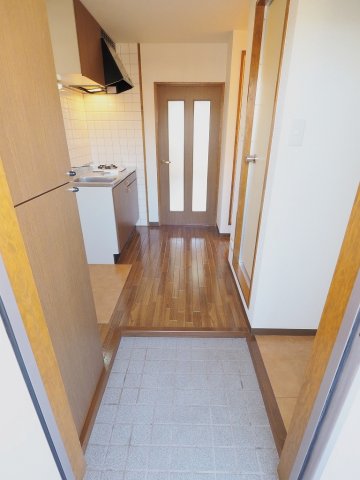 玄関　写真は別号室のものとなります。