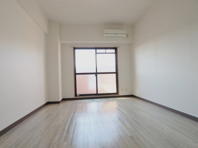 居室・リビング　写真は別号室のものとなります。