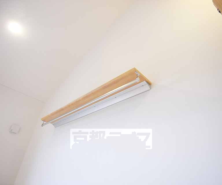 その他設備　ハンガーパイプと棚が付いています。