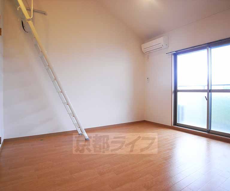 居室・リビング　ロフト付のピカピカ洋室です。