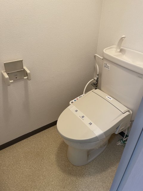 トイレ　同物件別号室の写真です。