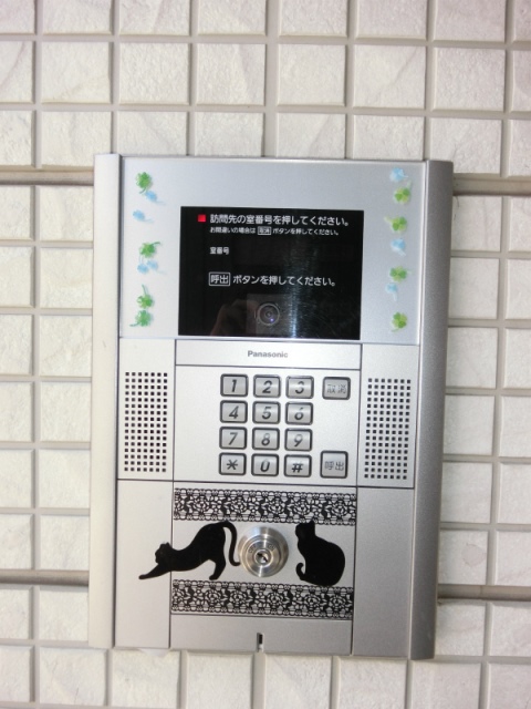 エントランス　防犯対策に有効なオートロック付きのエントランスです！一人暮ら