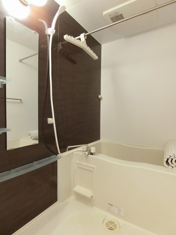 バス・シャワールーム　浴室暖房乾燥機＆物干しバー付きバスルーム！外に干せないお洗濯