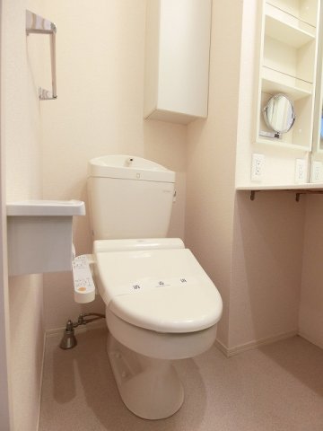 トイレ　トイレは温水洗浄便座付き♪人気のバストイレ別です♪小物を置け