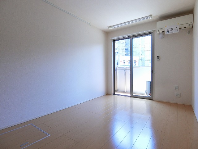 居室・リビング　南向き洋室7.3帖☆バルコニーに繋がるお部屋です♪エアコン付