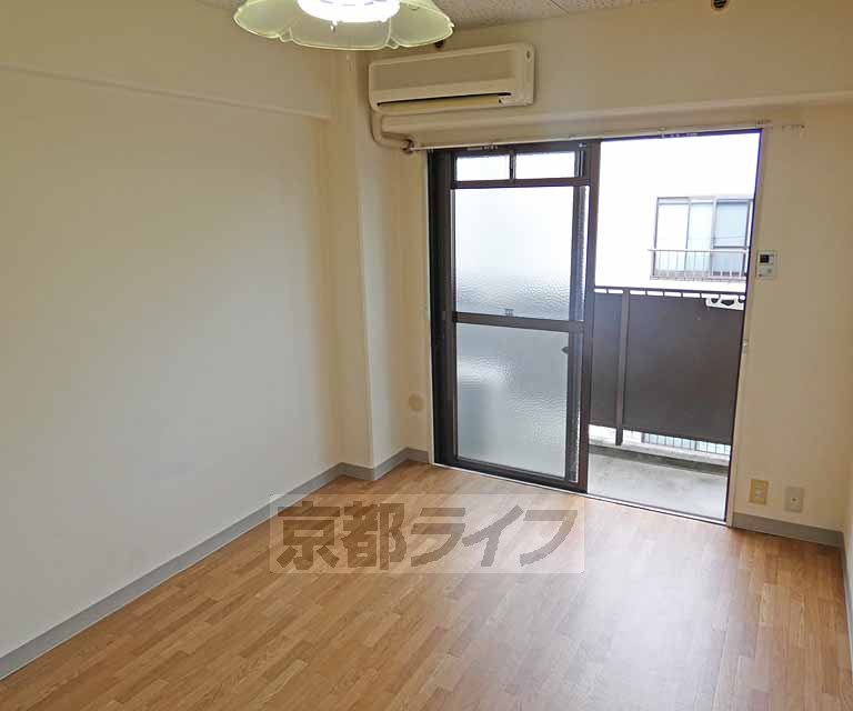 居室・リビング　落ち着いた雰囲気のお部屋です