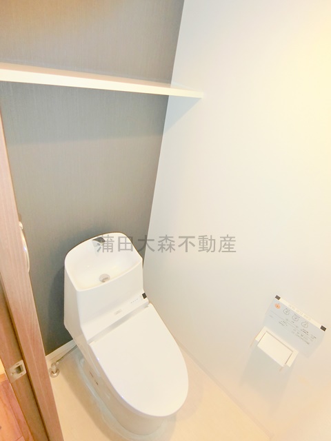 トイレ　棚収納と温水洗浄便座付きのタンクレストイレ