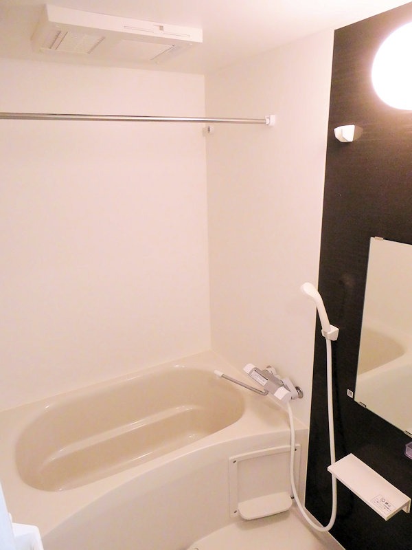 バス・シャワールーム　（反転）浴室乾燥機能付きのバスルーム！