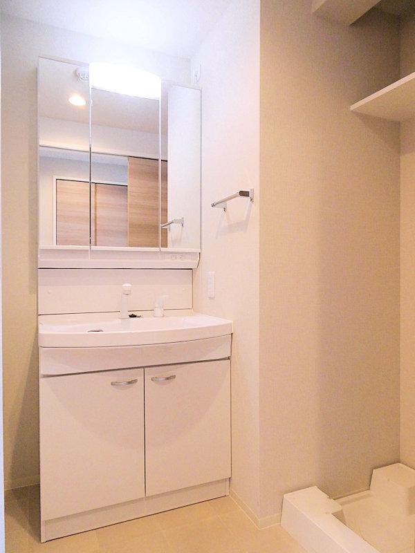 洗面設備　三面鏡の洗面台はオシャレかつ便利◎