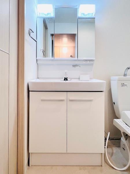 洗面設備　明るい洗面所です