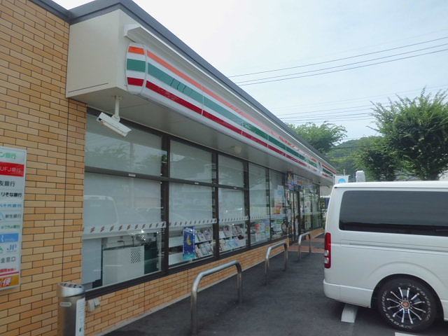 コンビニ　セブンイレブン（コンビニ）まで550m