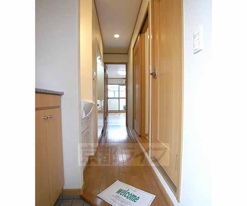 その他部屋・スペース　玄関から見た廊下です