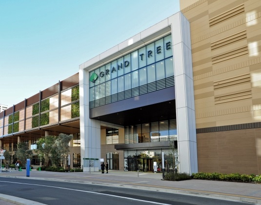 ショッピングセンター　GRAND TREE MUSASHIKOSUGI(グランツリ（ショッピングセンター）まで813m